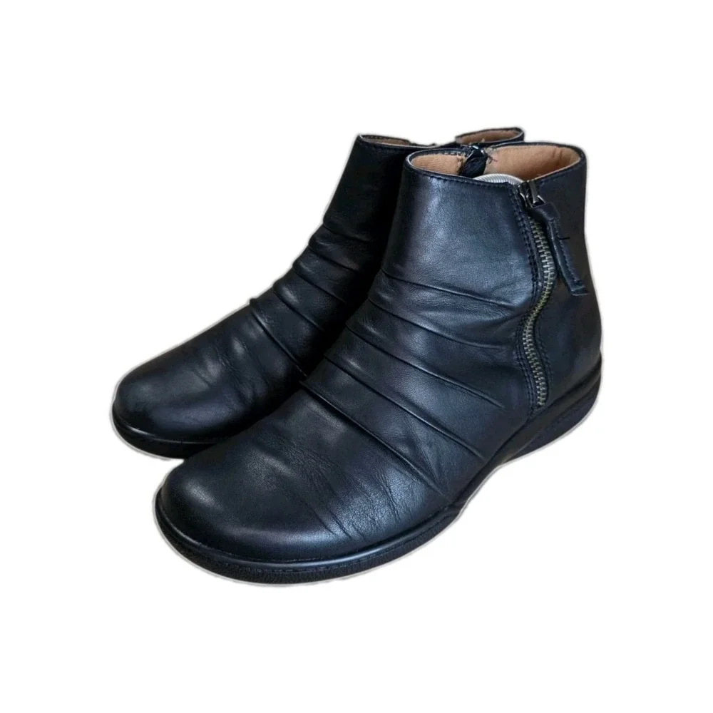 Clarks Womens 7.5 Black Leather Ankle Boots Side Zip Round Toe Booties